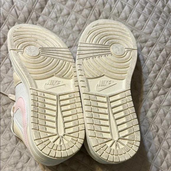 Nike Women's Air Jordan Cream/Pink Sneakers 7.5 - Picture 5 of 8
